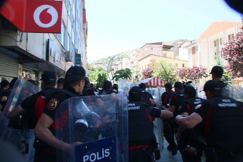 Hakkari'de halk, iradesi için ayakta: Akış'a verilen ceza sonrası yapılan yürüyüş objektiflere böyle yansıdı - Resim: 4